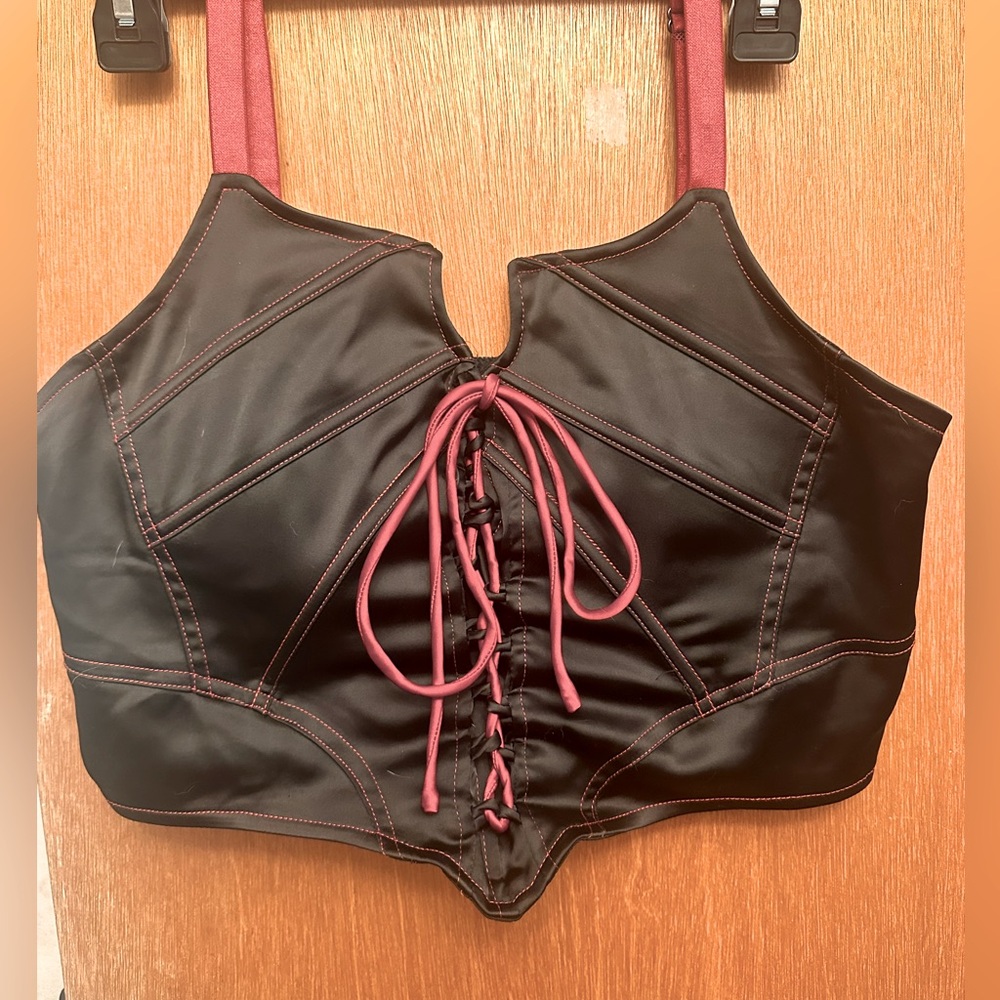 Forest ink discontinued vamp style top! Super adjustable